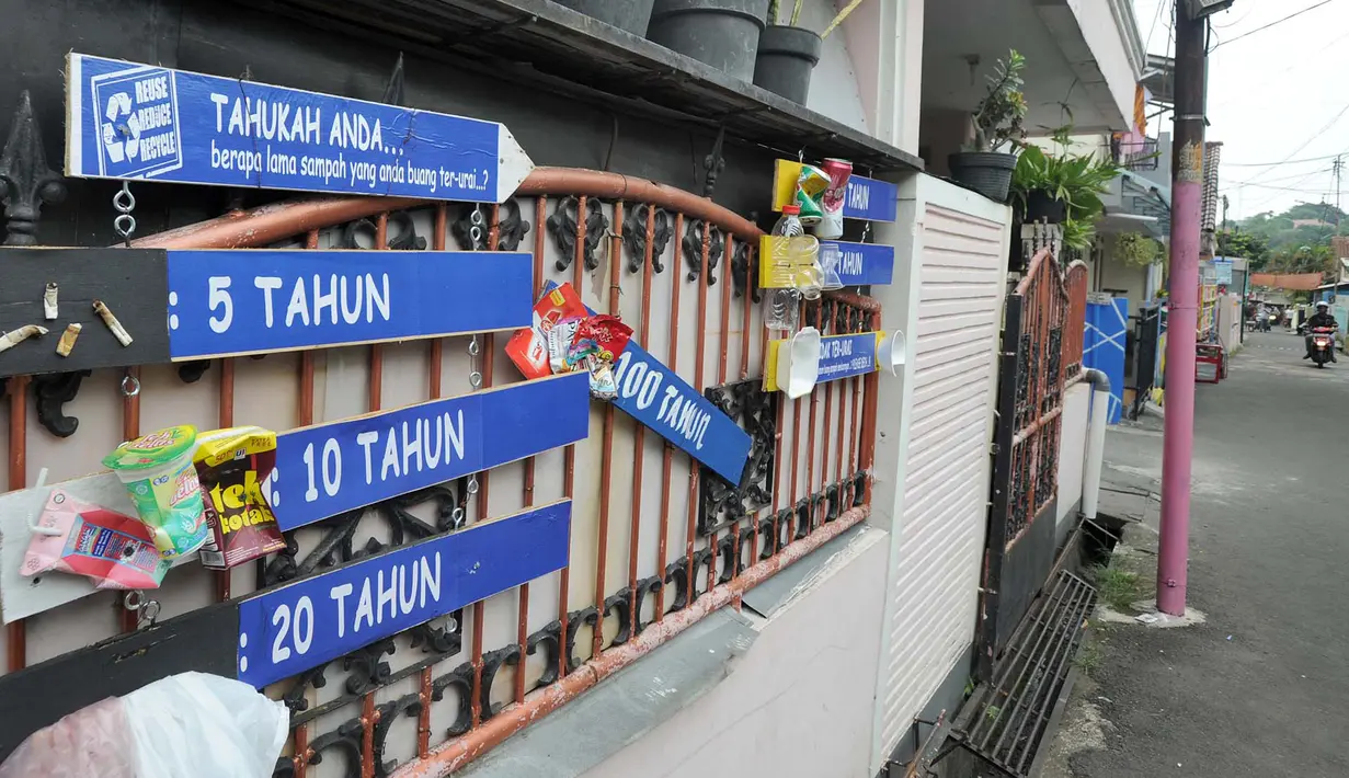 Sejumlah produk dipajang di Gang Kepatihan, Jalan Veteran, Kebon Kelapa, Bogor Tengah, Bogor, Jawa Barat, Jumat (15/3). Warga setempat menyulap Gang Kepatihan menjadi kampung tematik agar lebih menarik dan nyaman. (merdeka.com/Arie Basuki)