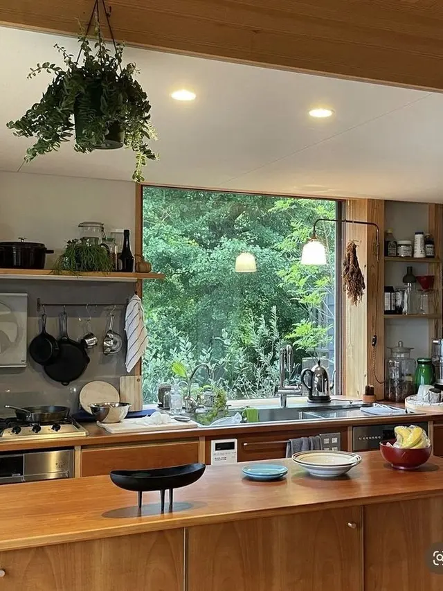 Desain Dapur Minimalis Sederhana di Desa dengan Meja Kitchen Island