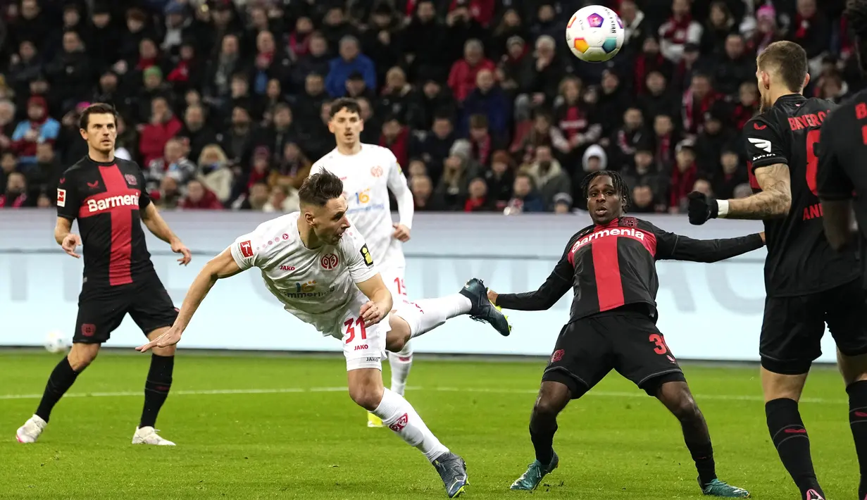 Pemain Mainz, Dominik Kohr, mencetak gol ke gawang Bayer Leverkusen dalam duel pekan ke-23 Bundesliga di Stadion BayArena, Sabtu (24/2/2024). (AP Photo/Martin Meissner)