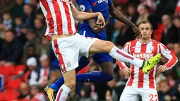 Gelandang Chelsea, Tiemoue Bakayoko berebut bola udara dengan gelandang Stoke City, Darren Fletcher saat bertanding pada lanjutan Liga Inggris di Stadion Bet365 di Stoke-on-Trent, (23/9). Chelsea menang 4-0 atas Stoke. (AFP Photo/Lindsey Parnaby)