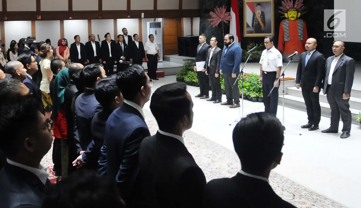 Gubernur DKI Jakarta Anies Baswedan saat pelantikan anggota Himpunan Pengusaha Muda Indonesia Jakarta (HIPMI Jaya) di Balai Kota Jakarta, Rabu (12/12). Sebanyak 151 anggota HIPMI Jaya dilantik dengan masa jabatan 2017-2020. (Liputan6.com/Angga Yuniar)