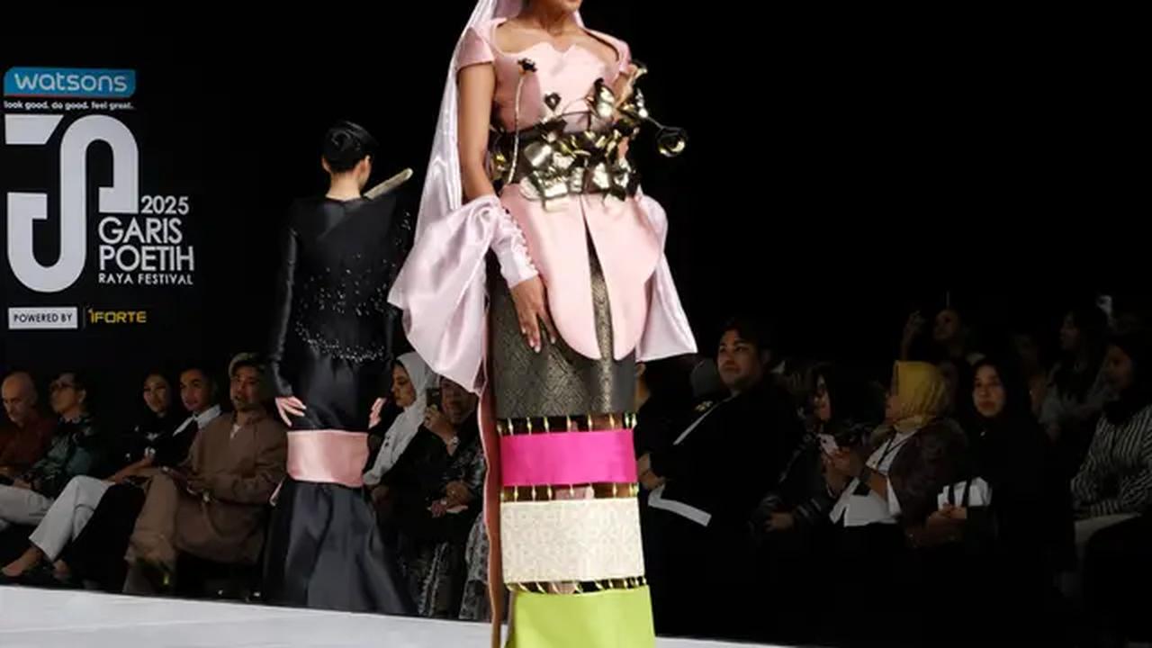 Koleksi baju Lebaran Avant-Garde jenama fesyen Malaysia, SETH&amp;LUNA, di opening show Garis Poetih Raya Festival 2025 di Jakarta Selatan, 16 Januari 2025. (Liputan6.com/Asnida Riani)
