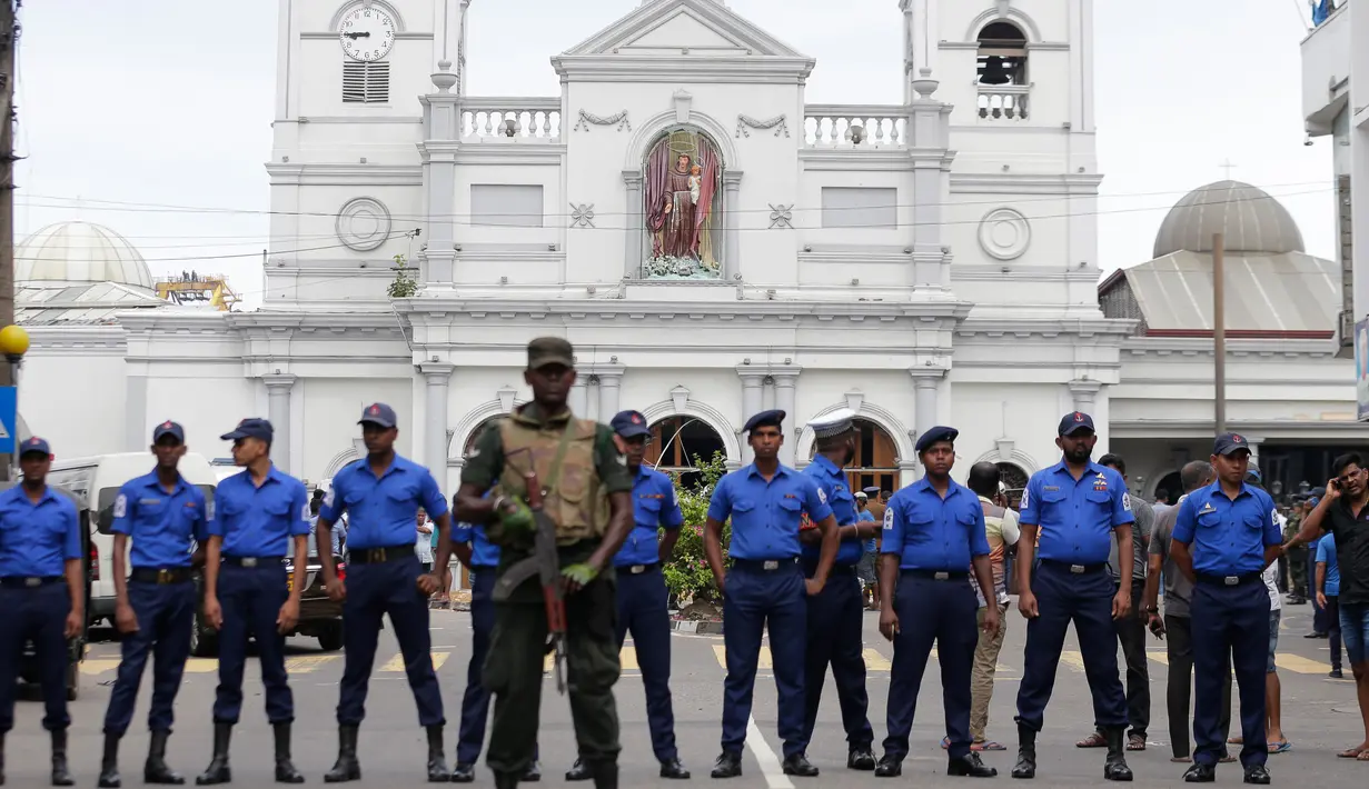 Prajurit Angkatan Darat Sri Lanka mengamankan sekitar Gereja St Anthony Shrine usai ledakan di Kochchikade, Kolombo, Sri Lanka, Minggu (21/4). Menurut laman News18 dikutip pada Minggu (21/4/2019), saat ini terdapat sekitar 450 orang yang telah dibawa ke rumah sakit. (AP Photo/Eranga Jayawardena)