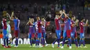 Para pemain Barceloan menyapa fans usai pertandingan melawan Real Sociedad pada pertandingan La Liga Spanyol di stadion Camp Nou di Barcelona, Spanyol, Senin (16/8/2021). Barcelona menang atas Sociedad 4-2.  (AP Photo/Joan Monfort)