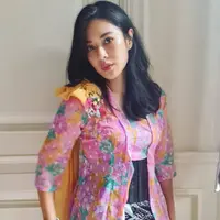 “Kebaya kembang, kebaya lawas,” tulis Dian Sastrowardoyo seraya mengunggah kebaya motif kembang warna-warni, September 2021. Unggahan ini disukai lebih dari 56 ribu orang. Sang aktris tampak lebih muda dan segar berkat kebaya ini. “Kalau liat kak dian pakai kebaya seperti ini yg aku pikirkan ini representatif dari identitas Indonesia,” @ayu**** mencuap di kolom komentar.