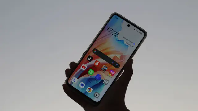 Review HP Oppo A58, Memegang HP Oppo A58