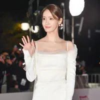 Para aktris kenamaan tampil menawan di karpet merah Blue Dragon Film Award. Seperti yang diketahui, ini adalah ajang penghargaan bergengsi di Korea untuk mengapresiasi film yang tayang di tahun 2021 ini. (Instagram/koreadispatch).
