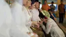 Pernikahan Arie Pujianto dan Ratu Felisha mengusung tema adat jawa. Namun kedua pasangan ini tak melakukan pingitan sebelum prosesi pernikahan. (Adrian Putra/Bintang.com)