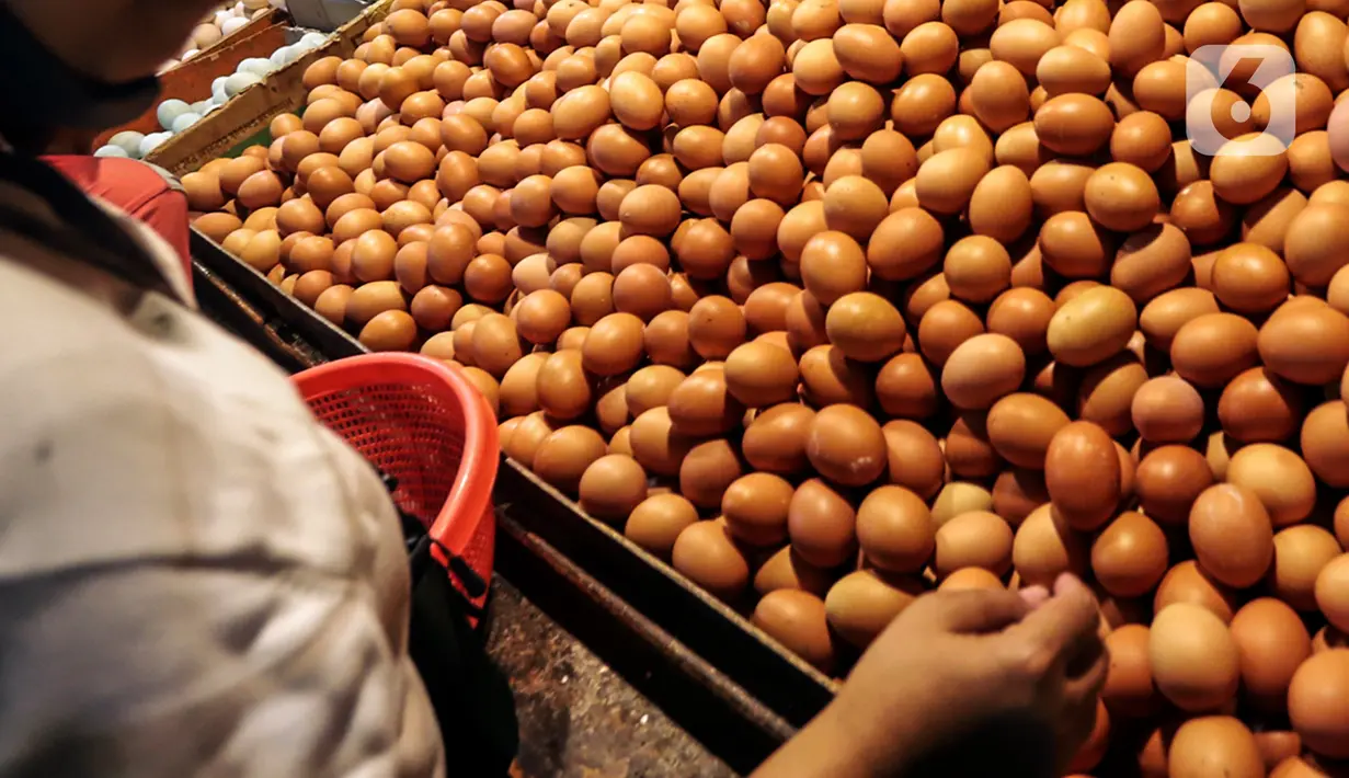 Penjual memilih telur ayam ras yang dijual di Pasar Kebayoran Lama, Jakarta, Minggu (5/3/2023). Komoditas yang mengalami kenaikan kebutuhan pangan antara lain telur ayam naik 6,77 persen atau sebesar 715 ton, daging sapi naik 5,13 persen atau sebesar 368 ton. (Liputan6.com/Johan Tallo)
