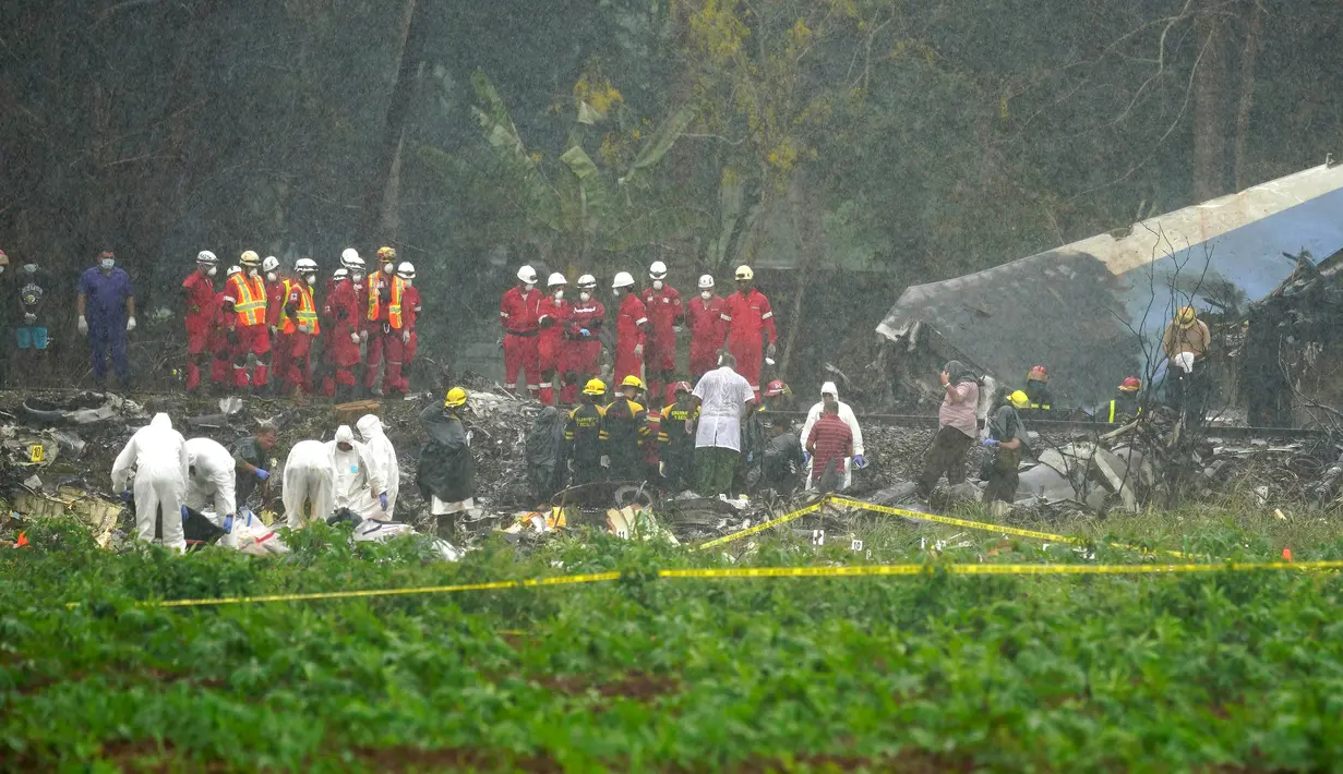 Guyuran hujan turun saat tim penyelamat mencari korban dalam jatuhnya Boeing 737 di Havana, Kuba, Jumat (18/5). Kecelakaan terjadi sesaat setelah pesawat lepas landas dari Bandara Jose Marti, Havana, Kuba, Jumat waktu setempat. (AP Photo/Ramon Espinosa)