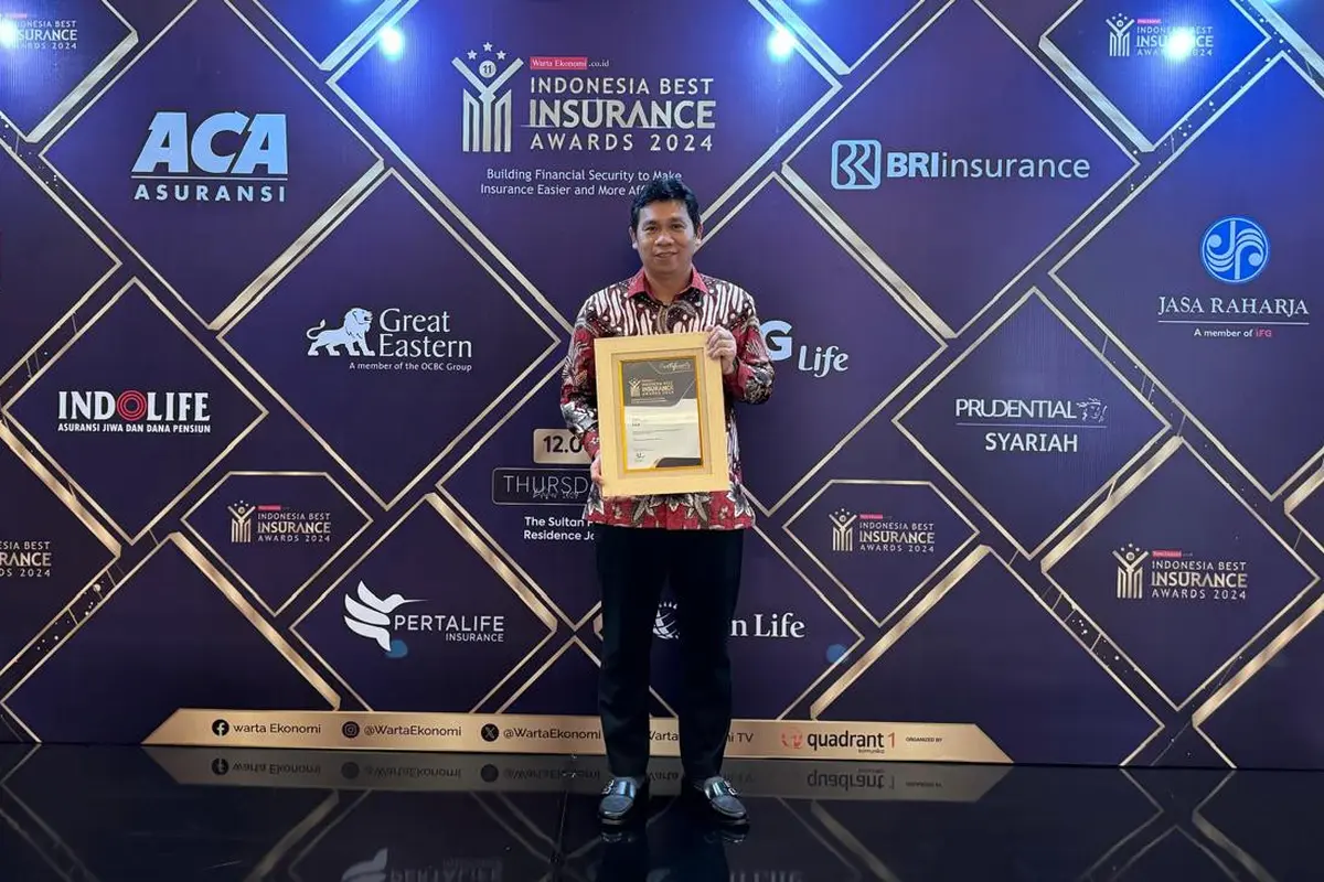 BRI Insurance meraih penghargaan sebagai Indonesia Best General Insurance 2024 for Creating One-Stop Services through Initiative Strategy pada acara Indonesia Best Insurance Awards 2024. (Dok BRINS)