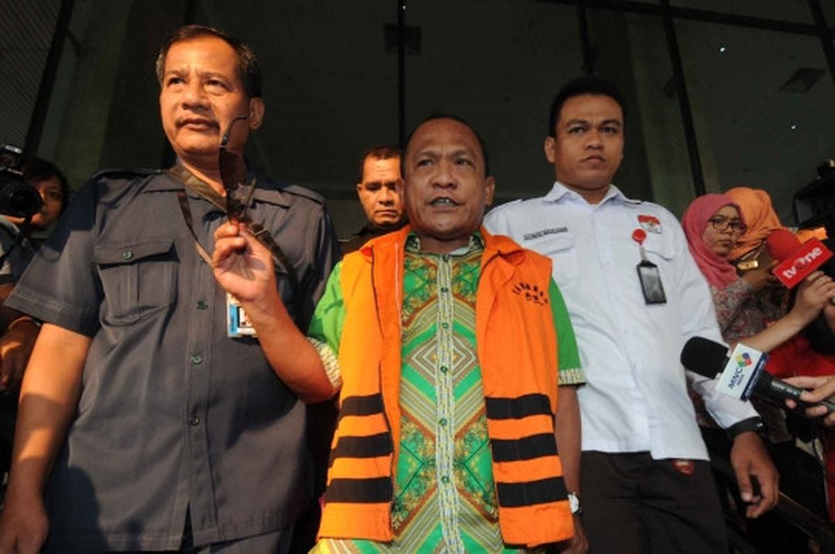 Usai diperiksa, tersangka Rusli Sibua pede keluar KPK pakai kacamata