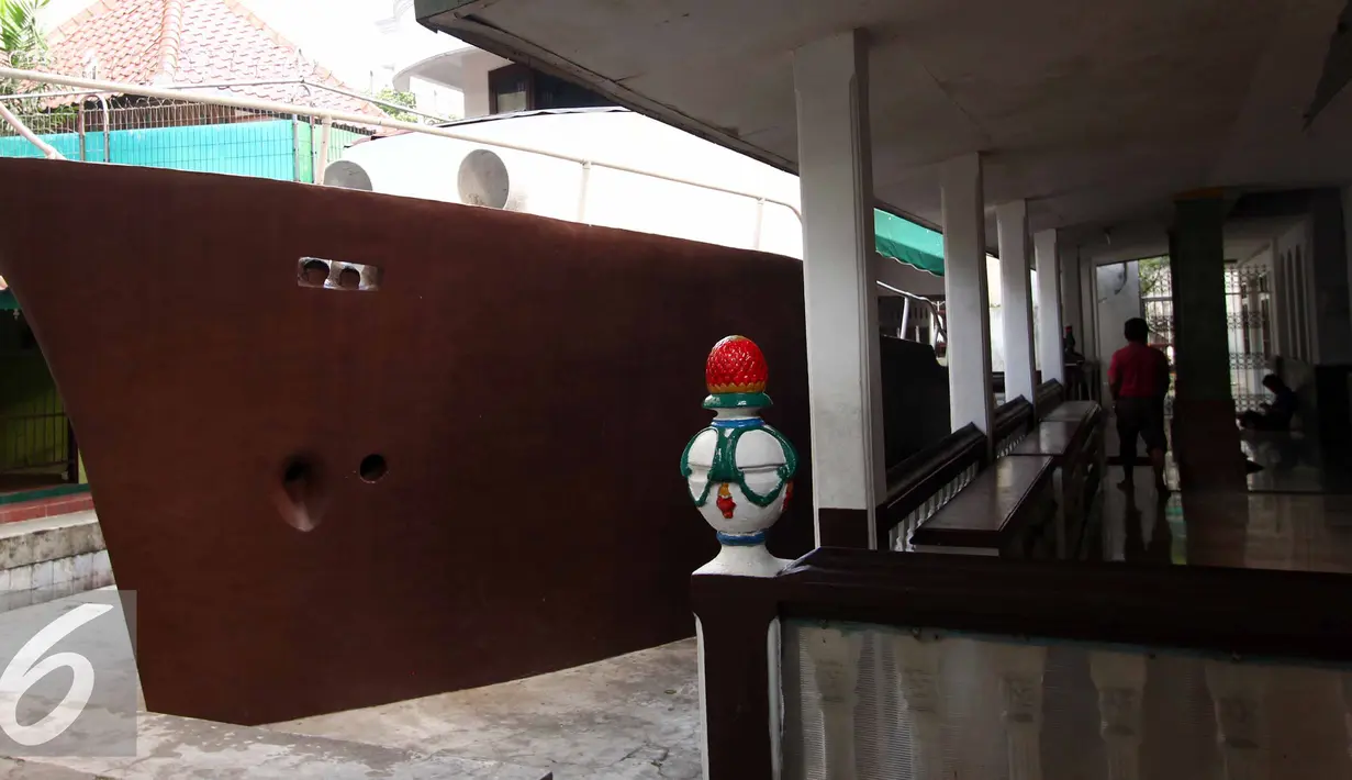 Sejumlah pengunjung saat berada disamping bangunan perahu di Masjid Agung Al Munada Darussalam Baiturrahman, Jakarta, Rabu (24/6/2015). Masjid Perahu ini terdapat sekitar 10 kran untuk berwudhu dan enam toilet. (Liputan6.com/Helmi Afandi)