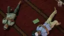 Jemaah tiduran usai salat di Masjid Istiqlal, Jakarta, Selasa (7/5/2019). Umat muslim meningkatkan ibadah pada bulan suci Ramadan dengan membaca Alquran (tadarus), salat berjemaah, berdoa, dan zikir di masjid. (Liputan6.com/Faizal Fanani)