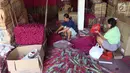 Pekerja saat memproduksi hio di Tangerang, Banten, Rabu (7/2). Jelang perayaan imlek pembuat hio mulai kebanjiran pesanan untuk memenuhi kebutuhan kelenteng dengan harga berkisar 12 hingga 16 ribu tergantung ukuran. (Liputan6.com/Angga Yuniar)