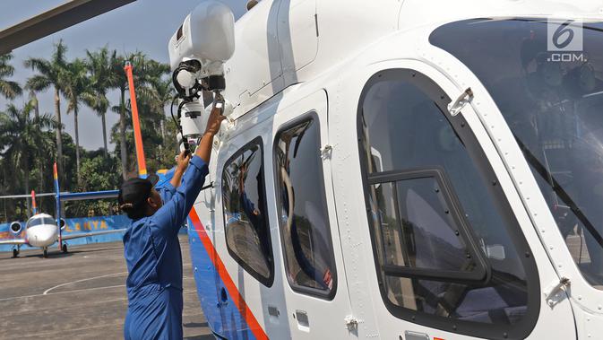 Polisi memeriksa helikopter Bell 429/P-3203 di Hanggar 3 Ditpoludara Korpolairud Polri, Pondok Cabe, Tangerang Selatan, Banten, Rabu (11/9/2019). Penambahan helikopter tersebut untuk mendukung tugas-tugas operasional Polri. (Liputan6.com/Herman Zakharia)