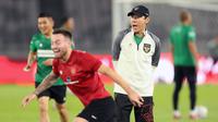 Ekspresi pelatih Timnas Indonesia, Shin Tae-yong (kanan), saat sesi latihan menjelang laga FIFA Matchday melawan Timnas Argentina di Stadion Utama Gelora Bung Karno (SUGBK), Jakarta, Minggu (18/06/2023). (Bola.com/Bagaskara Lazuardi)