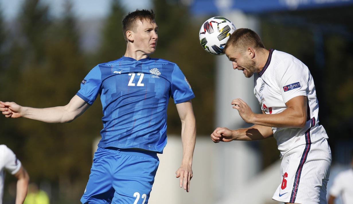Pemain Inggris, Eric Dier, berebut bola dengan pemain Islandia, Jon Dadi Bodvarsson, pada laga UEFA Nations League di Stadion Laugardalsvollur, Minggu (6/9/2020). Inggris menang tipis dengan skor 1-0. (AP/Brynjar Gunnarson)