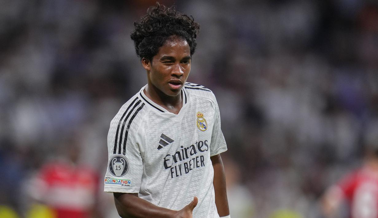 Pemain Real Madrid, Endrick merayakan gol debutnya di Liga Champions saat melawan VfB Stuttgart di Santiago Bernabeu, Madrid, Rabu (18/09/2024) WIB. (AP Photo/Manu Fernandez)