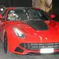 Kali ini ia disemprit polisi kala mengendarai Ferrari di atas batas kecepatan. 