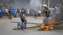 Sementara petugas kesehatan mengatakan lebih dari 50 anak sekolah di ibukota, Nairobi, terkena gas air mata. (AP Photo)