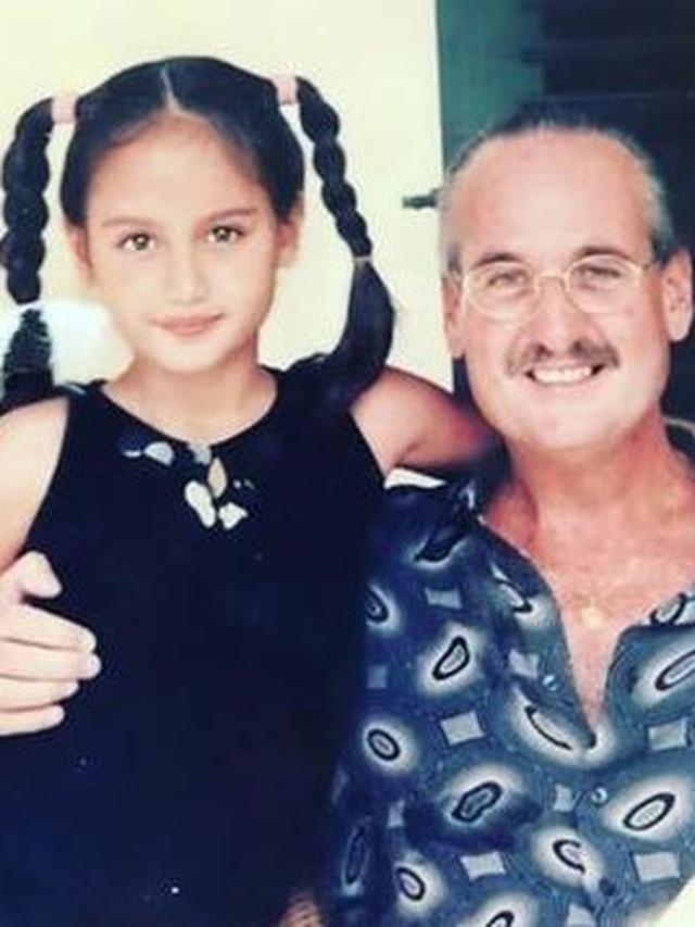 Potret Masa Kecil 6 Artis Wanita Blasteran Bareng Ayah, Penuh Kehangatan