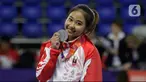 Pesenam Indonesia, Rifda Irfanaluthfi, berpose dengan medali perak usai pertandingan Senam Artistik SEA Games 2019 di Kompleks Rizal Memorial, Manila, Senin (2/12/2019). Rifda Irfanaluthfi berhasil meraih medali dari nomor all-round individual putri cabang senam. (Bola.com/M Iqbal Ichsan)