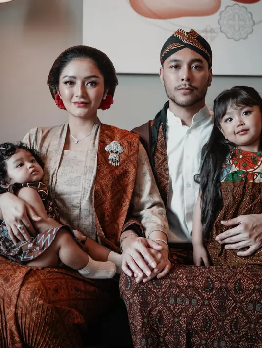 Siti Badriah dan Krisjiana Baharuddin mengajak kedua anaknya menghadiri sebuah acara pernikahan. Keluarga ini pun tampil dengan dress code Jawa sesuai dengan tema acara pernikahan. [@sitibadriahh]