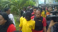 Polisi menggiring tersangka penganiaya berujung maut siswa STIP (Moch Harun Syah/Liputan6.com)