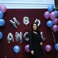 Dibanjiri kejutan di ulang tahunnya kali ini, Angel Karamoy tak henti memanjatkan rasa syukurnya. Banyak hadiah yang diterima, namun ia merasa hadiah paling spesial didapat dari anak-anaknya. (Nurwahyunan/Bintang.com)