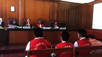 Sidang lanjutan kasus pembunuhan Salim Kancil di Pengadilan Negeri Surabaya, Jawa Timur. (Dian Kurniawan/Liputan6.com)