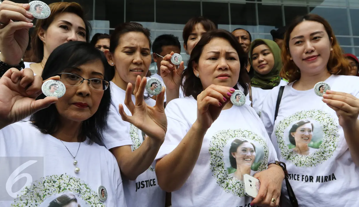 Sejumlah pendukung Mirna memperlihatkan pin bergambar wajah Mirna yang tengah tersenyum jelang sidang vonis di PN Jakarta Pusat, Kamis (27/10). Para pendukung Mirna berharap terdakwa Jesicca Wongso divonis mati. (Liputan6.com/Helmi Afandi)