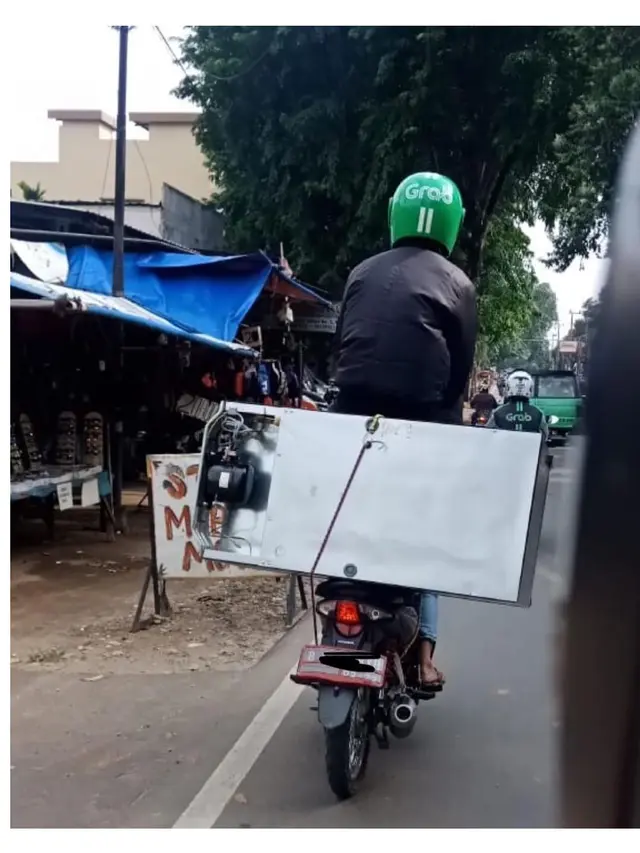 Gaya Duduk Penumpang Ojek Online Ini Nyeleneh dan Kocak Banget