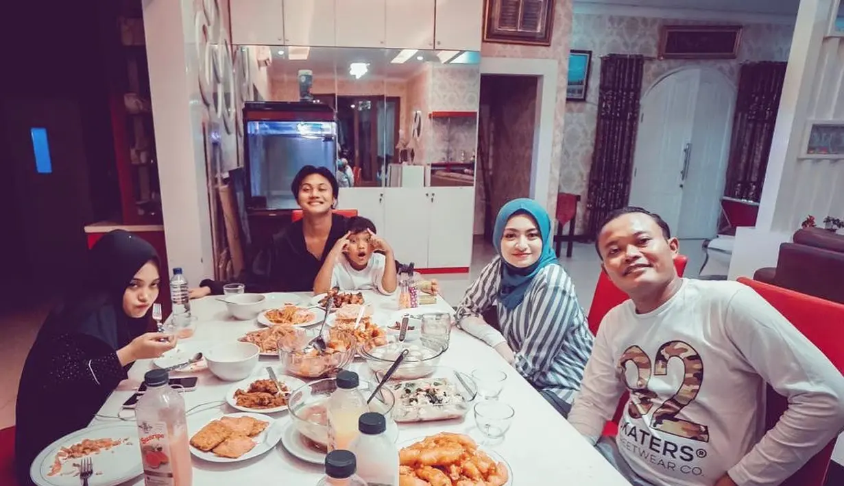 Ayah Rizky Febian ini tak masalah dengan kebiasaan Nathalie yang mendengkur saat tidur. Menurutnya, itu adalah hal yang wajar dan sudah menjadi takdir kalau tidur ya memang ngorok. (Instagram/ferdinand_sule)