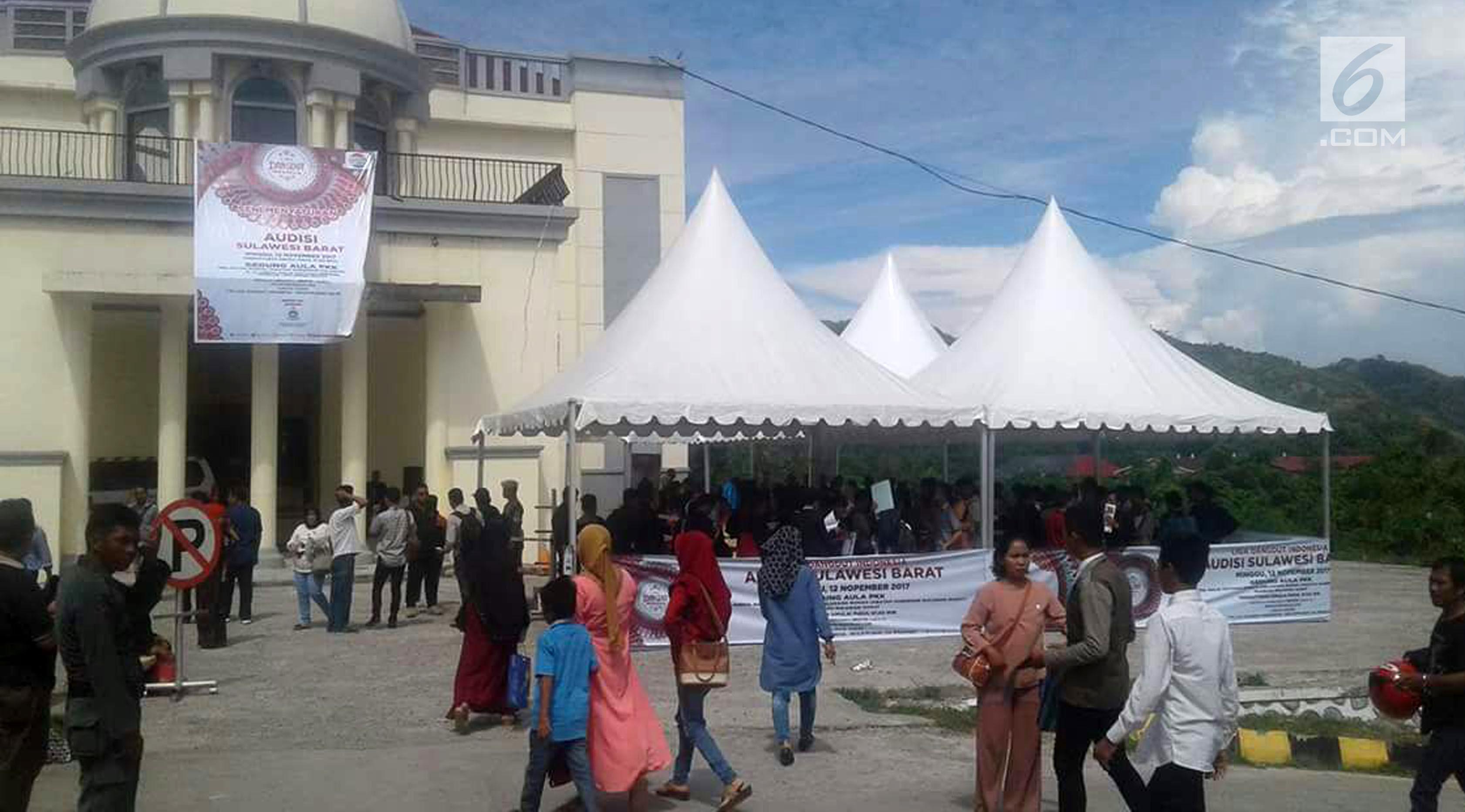 Masyarakat Mamuju, Sulawesi Barat terlihat antusias mengikuti audisi ajang Lida Dangdut Indonesia (LIDA). (Fauzan/Liputan6.com)