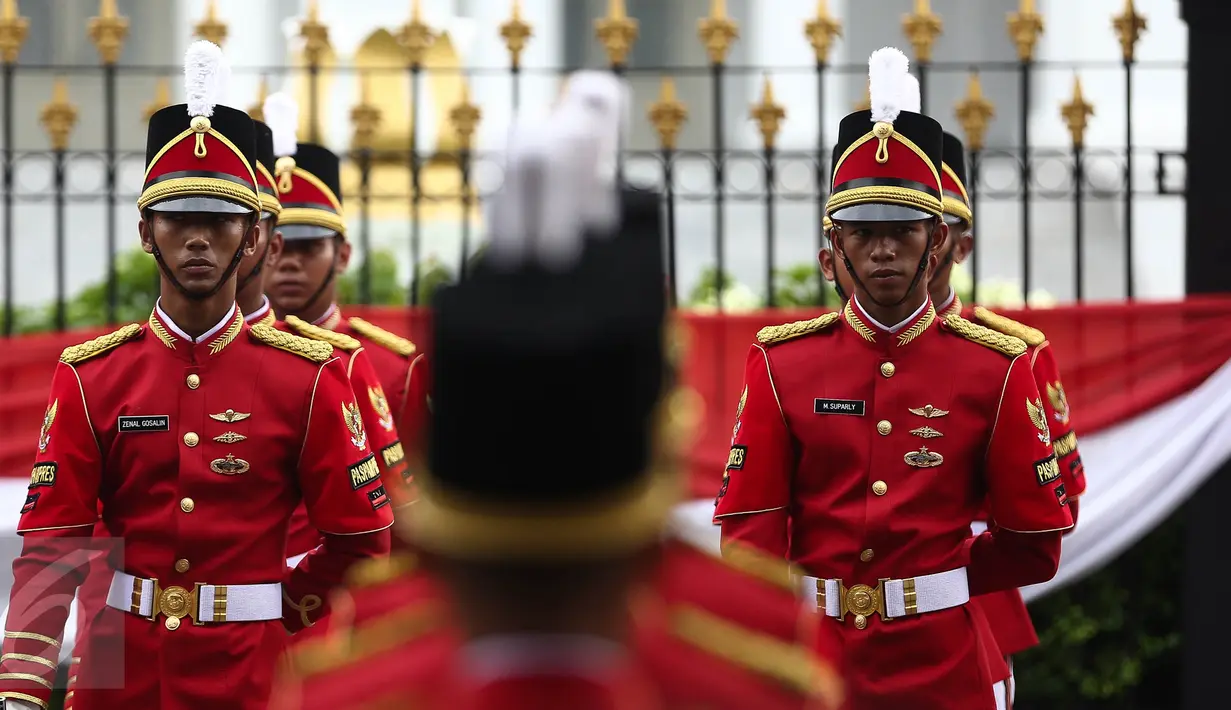Sejumlah anggota Paspampres menjalani prosesi serah terima pergantian pasukan jaga Istana Kepresiden di depan Istana Merdeka, Minggu (28/8). Ini merupakan pelaksanaan seremoni pergantian pasukan jaga istana yang kedua kalinya (Liputan6.com/Faizal Fanani)