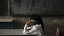Seorang gadis menghadiri hari pertamanya kembali ke kelas tatap muka di tengah pandemi COVID-19 di sebuah sekolah umum di Montevideo, Uruguay, Senin (1/3/2021).  Uruguay mengembalikan sebagian besar siswanya ke kelas tatap muka setelah liburan musim panas. (AP Photo/Matilde Campodonico)