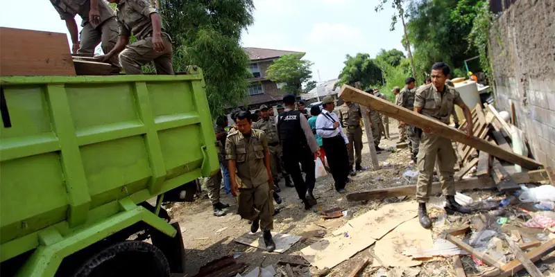  Rumah Liar Bantaran Kali Ciliwung Dibongkar Satpol PP