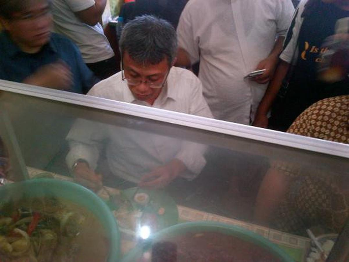 Cawagub Didik makan siang di Warteg Warmo