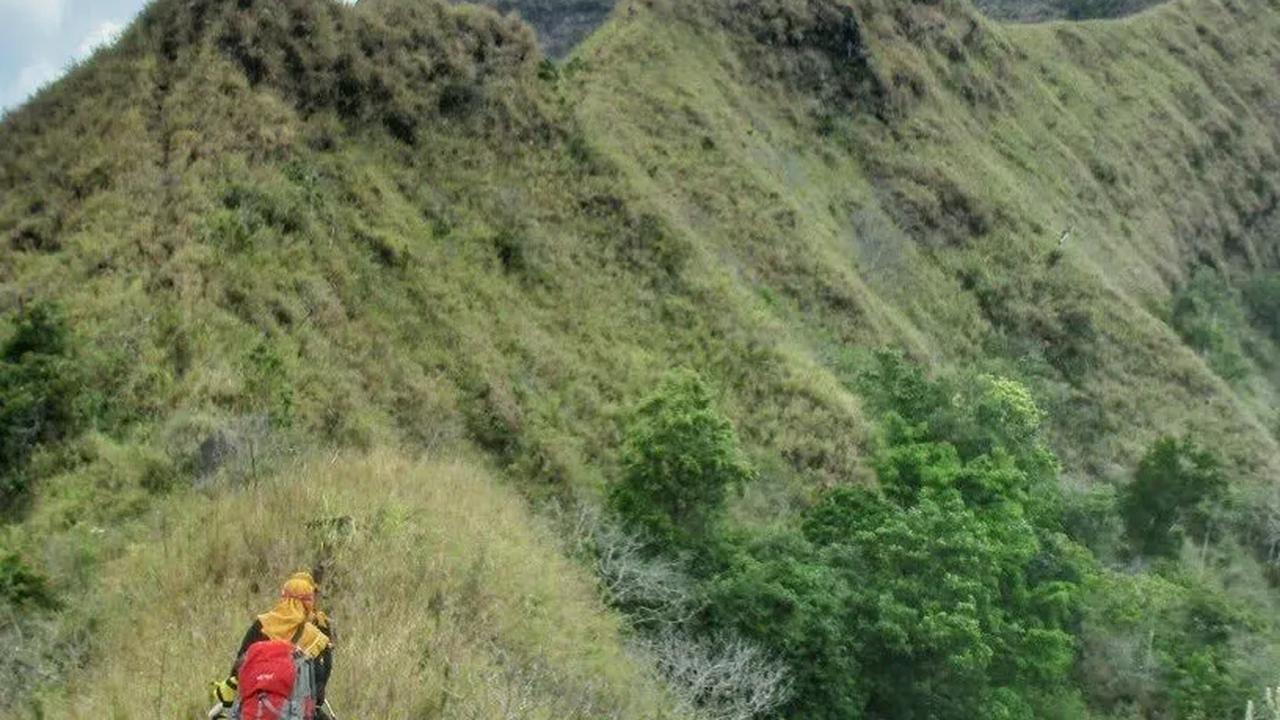 Salah satu gunung yang memiliki  jalur pendakian ekstrem dan jarang diketahui oleh orang banyak adalah Gunung Piramid. Gunung yang terletak di Bondowoso, Jawa Timur ini bahkan telah menelan beberapa nyawa pendaki, lho.