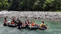 Wisatawan menikmati arung jeram di Sungai Bahorok, Bukit Lawang