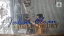 Pekerja merapikan pakaian pelanggan yang dititipkan di Jaksa Clean Coin Laundry, Jalan Jaksa, Jakarta, Kamis (1/4/2021). Seorang pekerja mengungkapkan sebelum pandemi biasanya menerima rata-rata 10 pelanggan dalam sehari, namun kini merosot menjadi 4 pelanggan per hari. (merdeka.com/Iqbal S Nugroho)