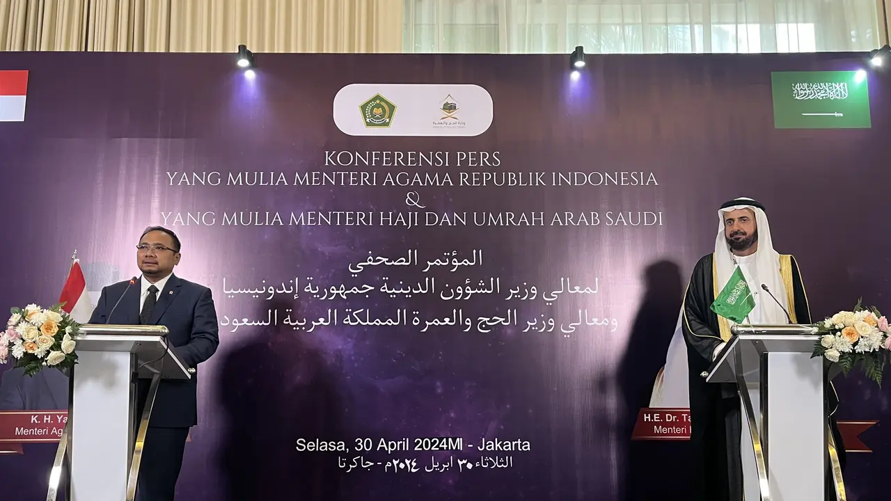 Menteri Agama (Menag) Yaqut Cholil Qoumas usai melaksanakan pertemuan bilateral dengan Menteri Haji dan Umrah Arab Saudi Tawfiq bin Fawzan Al-Rabiah di Hotel Four Seasons, Jakarta Selatan, Selasa (30/4/2024). (Liputan6.com/Winda Nelfira)