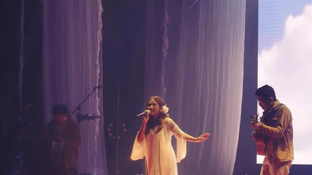 Potret Nadin Amizah Bahagia Jadi Pembuka Konser Aurora. (instagram/cakecaine)