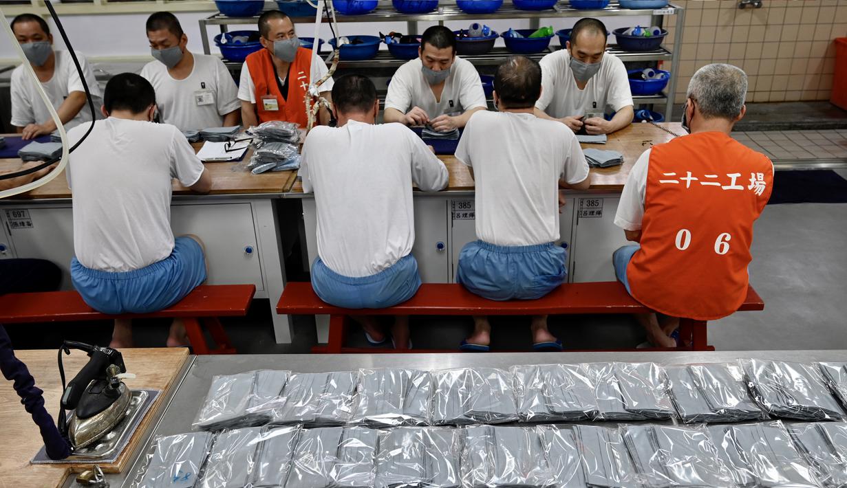 Para tahanan saat membuat masker di Penjara Taipei di Kota Taoyuan, Taiwan utara (10/3/2020). Penyebaran virus corona semakin meluas ke berbagai negara di seluruh dunia. (AFP/Sam Yeh)