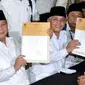 Capres dari partai Gerindra, Prabowo Subianto dan cawapres dari partai PAN Hatta Rajasa melihatkan berkas yang sudah ditanda tangani petugas KPU. Selasa (20/5/14) (Liputan6.com/Johan Tallo)