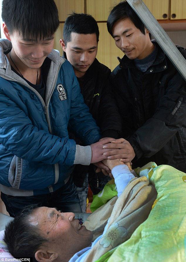 Teman-teman Shijun (c) dailymail.co.uk