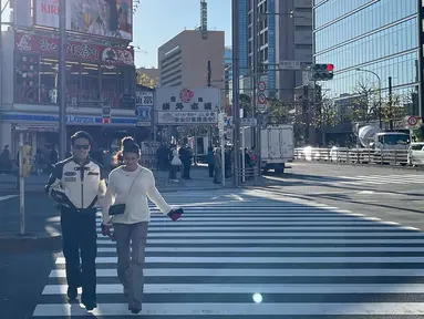 Negeri Sakura, Jepang memang menjadi salah satu negara yang banyak dikunjungi para selebriti untuk menikmati momen liburan akhir tahun. Seperti yang dilakukan oleh pasangan selebriti, Jefri Nichol dan Maria Theodore. Dalam liburannya keduanya banyak abadikan momen kebersamaan di media sosial Instagram. (Liputan6.com/IG/@jefrinichol)