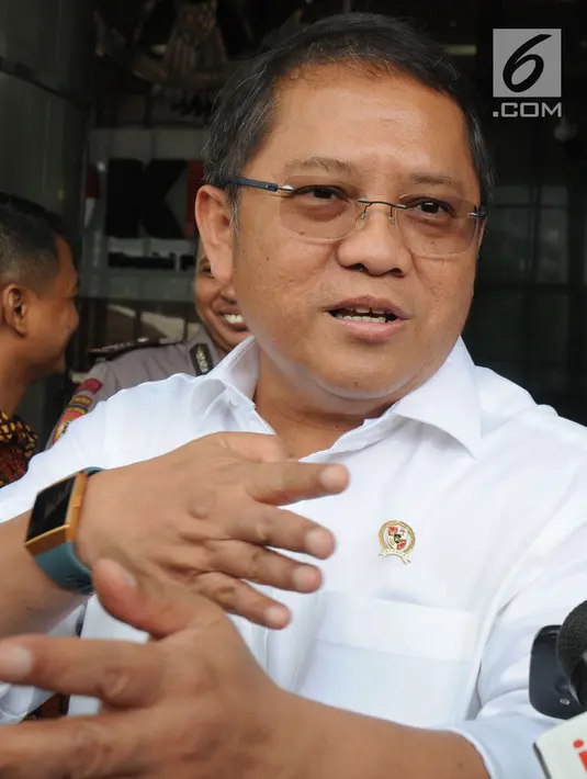 Menkominfo Rudiantara memberikan keterangan seusai rapat dengan para pimpinan KPK di Jakarta, Rabu (3/10). Rapat yang dilakukan terkait adanya kerja sama antara KPK dan Kominfo dalam hal barang bukti elektronik. (Merdeka.com/Dwi Narwoko)