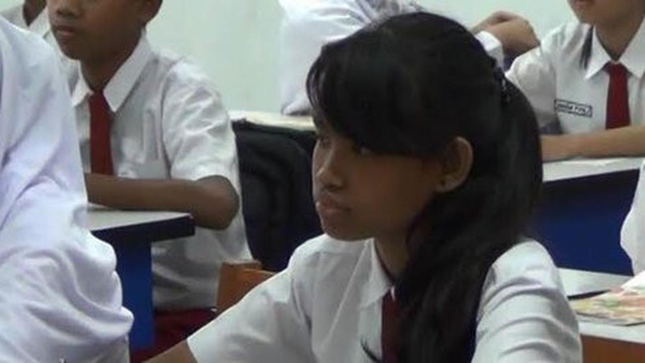 Perdana masuk SMPN 277, Bella dibonceng nenek naik sepeda
